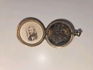 Antikes goldfarbenes Trauer Taschenmedaillon mit Männerfoto & braunem geflochtenem Haar - Bild 1 von 16