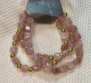 Juego de 3 pulseras elásticas cuadradas de cuarzo fresa de 8 mm con detalles en tono dorado - Imagen 1 de 5