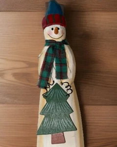 Muñeco de nieve de madera vintage sosteniendo un árbol de Navidad/decoración primitiva de Navidad 8' - Imagen 1 de 4