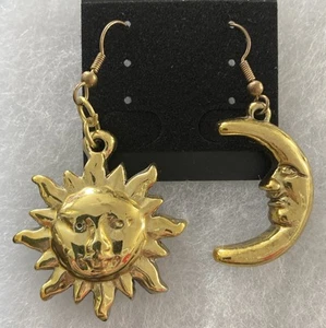 Vintage goldfarbene Kunststoff Sonne und Mond Ohrhänger  - Bild 1 von 5