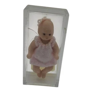 Pequeño vestido de fantasía articulado miniatura para casa de muñecas vintage en caja - Imagen 1 de 11