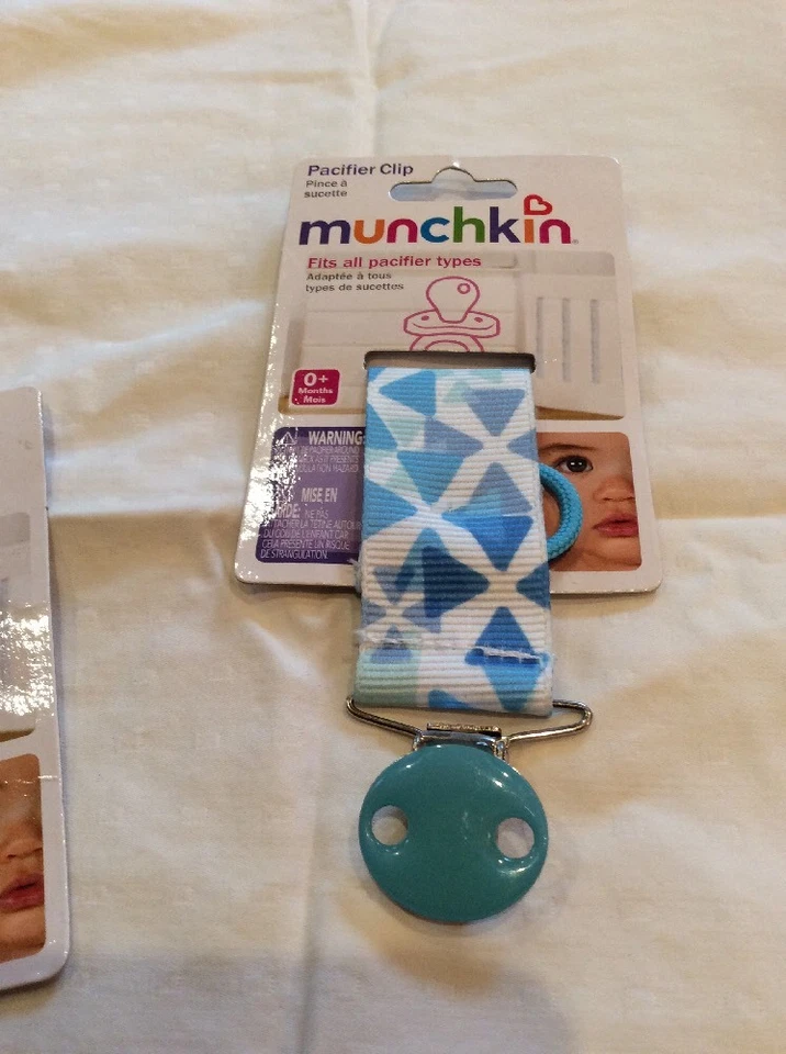 Lote de 2 NUEVOS Clip para Chupete Munchkin - Lindo Patrón y Color Azul - Se Adapta a Todos los Chupetes Foto 1 de 3