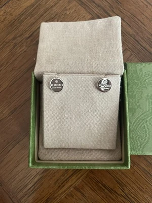 Nuevos aretes redondos de plata grabados con marca Gucci 163123-J8400-8106 Foto 1 de 4