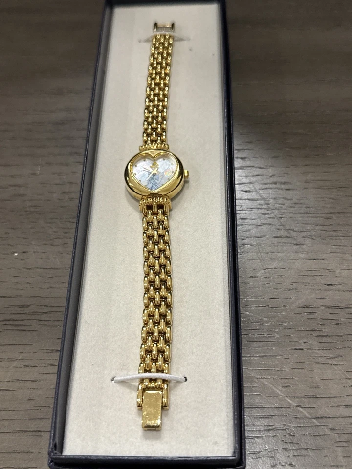 Reloj Disney Cenicienta Tono Dorado Cara Corazón De Colección Pulsera Estilo Necesita Batería Foto 1 de 4