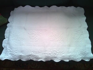 MARTHA STEWART Ivory Scalloped Edge Floral Matelasse Standard Size Pillow Sham - Picture 1 of 8