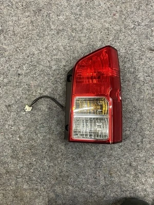 Luz trasera lateral derecha Nissan Pathfinder 2005 a 2012 pasajero derecho fabricante original  Foto 1 de 3