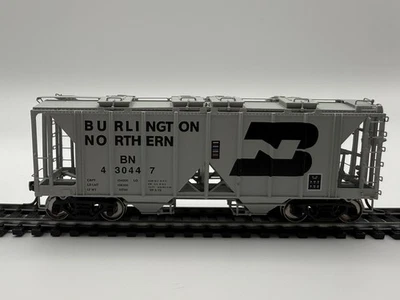 HO Intermountain BN 4750 Covered Hopper 430447 – KD Couplers Metal Wheels - Image 1 of 4
