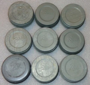 9 COPERCHI TAPPO METALLO BARATTOLO ZINCO A SFERA VINTAGE INUTILIZZATI CON CERCHI E NUMERI - Foto 1 di 6