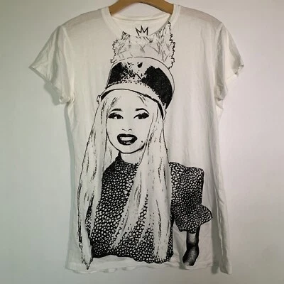 Camisa feminina Nicki Minaj detalhe glitter branco gráfico serve como tamanho P - Imagem 1 de 4