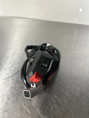 INTERRUPTORES INTERRUPTOR DE ARRANQUE DE APAGADO MANGO DERECHO 21-24 APRILIA RSV4 TUONO OEM Foto 1 de 3