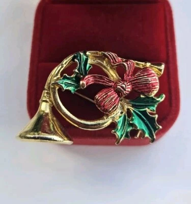 Broche Prendedor Vintage Navidad Cuerno Francés Arco Acebo Esmalte Rojo y Verde Tono Dorado  Foto 1 de 4