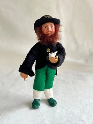 Byers Choice Día de San Patricio Kindle Duende Irlandés Dije con Pipa Foto 1 de 4