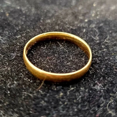 Vtg 14K Yellow Gold 2 Gram 3mm Wide Size 8½ Wedding Band  - Image 1 of 4