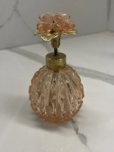 Botella de perfume Irice vintage de vidrio rosa con tapa de flor de cristal acrílico y tono dorado - Imagen 1 de 7