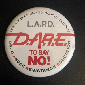 D.A.R.E. To Say No Button Pin L.A.P.D. Dare Los Angeles School District Vintage - Picture 1 of 3