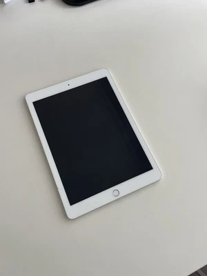 Apple iPad 6. Gen. 32GB, WLAN, 24,64 cm, (9,7 Zoll) - Silber - Bild 1 von 4