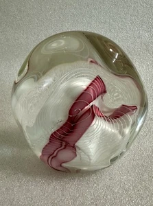 Pisapapeles Arte Vidrio Firmado Mark Chapman - Diseño Remolino Rosa y Blanco - Imagen 1 de 24