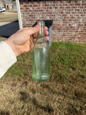 Botella de Coca Cola lateral recto con escritura en el talón Hattiesburg, Ms. Foto 1 de 3