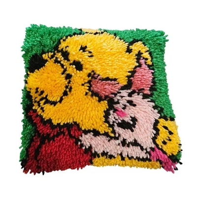 Alfombra enganchada Winnie the Pooh and Piglet de colección almohada caprichosa hecha a mano Foto 1 de 4