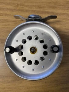 Carrete de pesca/carrete de pesca hecho en los soviéticos de la era de la Guerra Fría - Imagen 1 de 4