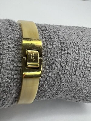 Brazalete Michael Kors ámbar acrílico y dorado  Foto 1 de 4