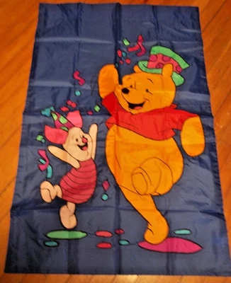 Bandera/bandera aplicada de colección Winnie The Pooh & Piglet CELEBRACIÓN 28"x43" EXC Foto 1 de 2
