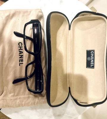 Gafas de lectura Chanel cuadradas negras con logotipo de CC y templos de carnicería tachonados Foto 1 de 4