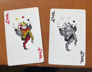 VINTAGE JOKER TAUSCHKARTEN SET 2 JONGLIERJOKER ROT & SCHWARZ FARBFORMEN - Bild 1 von 2