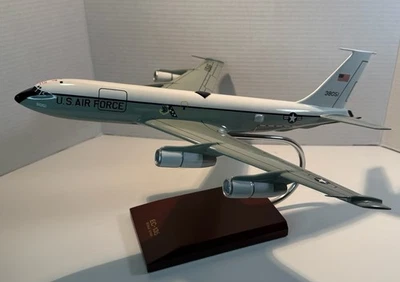 Maqueta de avión de metal fundido a presión EC-135C a escala 1/100 de DARON Executive Series Foto 1 de 4