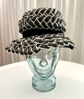 SOMBRERO CLOCHE VINTAGE DE PAJA DE PLÁSTICO BLANCO Y NEGRO TEJIDO HECHO EN UNIÓN Foto 1 de 4