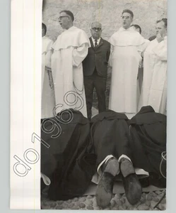 Foto de prensa del matador convertido en sacerdote Juan García Jiménez Burgos, españa c.1950 - Imagen 1 de 2