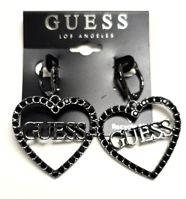 Nuovo Guess Nero Cristallo Strass Forma Cuore Logo Orecchini Pendenti - Immagine 1 di 4