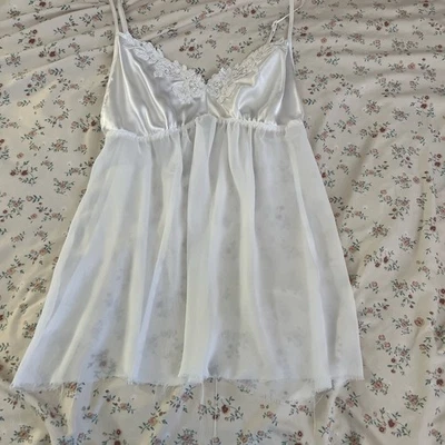 Babydoll Gilligan & O’Malley Blanco Satinado Transparente Sin Mangas Talla M Floral Encaje Ribete Y2K Foto 1 de 4