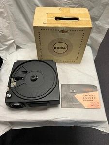 Proyector deslizante carrusel Kodak 650 con caja, manual y bandeja, SIN CABLE DE ALIMENTACIÓN, SIN PROBAR - Imagen 1 de 17