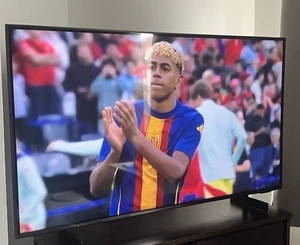 Samsung AU 8000 43 Inch Smart TV - Picture 1 of 4