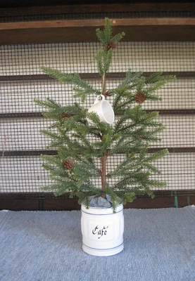 Antiguo bote de café de esmalte francés con árbol de Navidad primitivo Foto 1 de 4