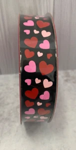 1 Rolle Valentinstag Band schwarz mit rosa und roten Herzen 7/8" in x 30 Fuß - Bild 1 von 1