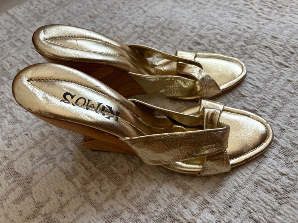 Tacones de madera curvos de cuero dorado vintage de los años 70 boho únicos en su clase talla 7 Foto 1 de 4