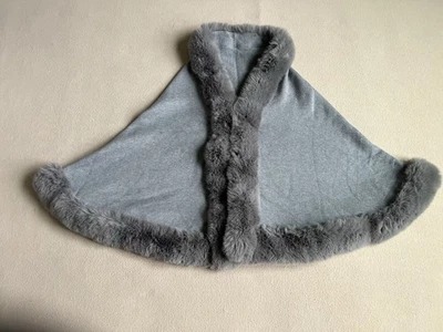 Poncho ZLYC para mujer talla única gris tejido fino abierto imitación piel capas capa Foto 1 de 4