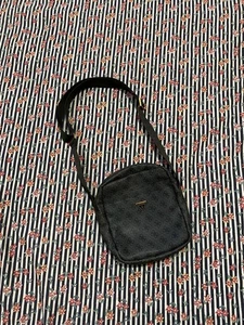 GUESS Herren Logo leichte Messenger Handytasche Handtasche gestreift Luxus 90er Y2K - Bild 1 von 15