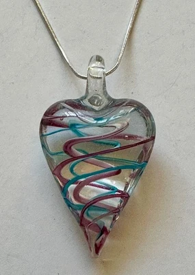 心形玻璃紫色和蓝色漩涡吊坠 2 英寸项链 24 英寸镀银 — 第 1/4 张图片