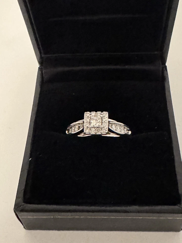 Anillo de diamantes de oro blanco de 10K Foto 1 de 3