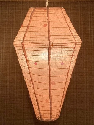 PIER 1 ~ Lámpara Swag Satinado Crepé Beige Forma Diamante 20 pulgadas x 34 pulgadas con Kit de Luz / Casi Nueva+ Foto 1 de 4