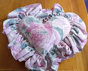 Vintage weiche antike Marke herzförmiges Dekokissen mit Rüschen Shabby Cottagecore - Bild 1 von 4