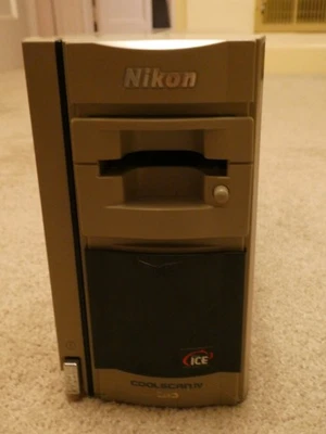 Escáner de película Nikon Coolscan IV ED con adaptadores de tira de película MA 20 Slide y FH-3 Foto 1 de 4