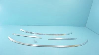 MERCEDES--BENZ R107 560SL 380SL, CONJUNTO DE ACABAMENTO CROMADO SORROUND PARA PÁRA-BRISA DIANTEIRO - Imagem 1 de 4