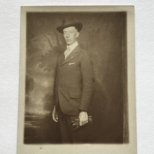 Antica cartolina fotografica reale RPPC bel giovane cowboy cappello guanti - Foto 1 di 8