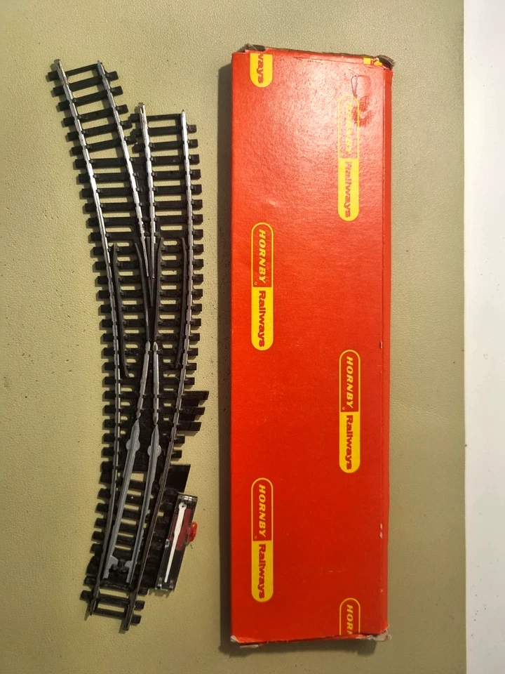 VINTAGE HORNBY RAILWAYS LEFT HAND POINT (TURNOUT) R640 BOXED 00/HO Scale - Image 1 of 4