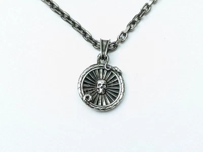 Collar medallón de serpiente y calavera plateados Alexander McQueen para hombre precio de venta sugerido por el fabricante Foto 1 de 4