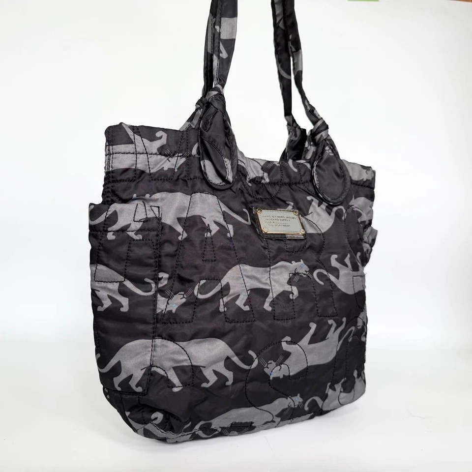 Bolso de Mano Marc by Marc Jacobs Patrón Leopardo Nylon Negro Gris Foto 1 de 4